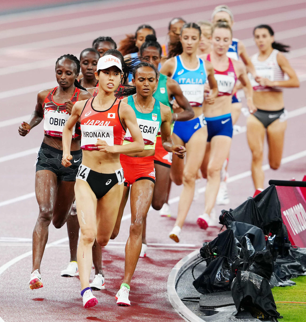 女子5000メートル決勝、先頭で周回する広中（手前）（撮影・江口和貴）