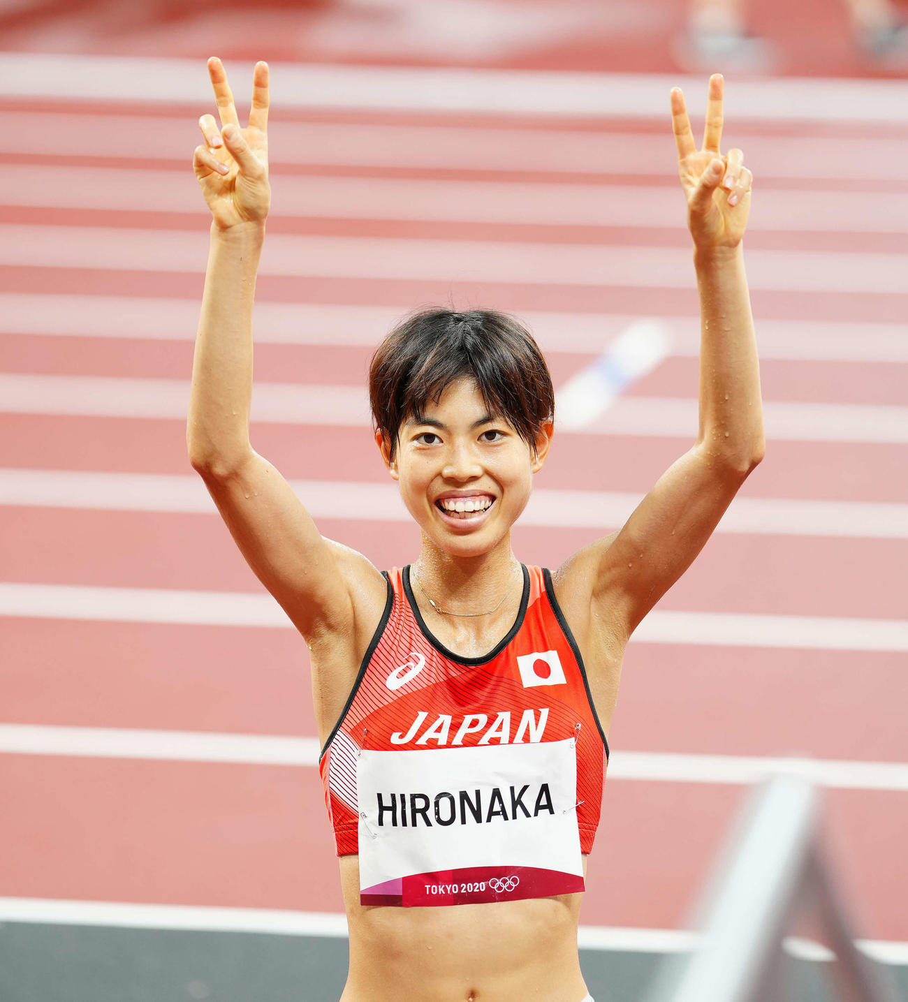 女子5000メートル決勝後、ピースサインを見せる広中（撮影・江口和貴）
