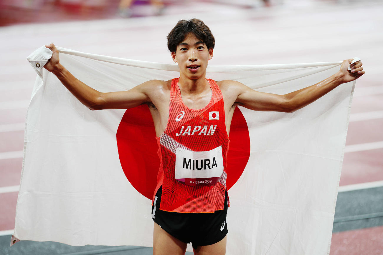 男子3000メートル障害決勝、7位入賞し日の丸を広げる三浦（撮影・江口和貴）