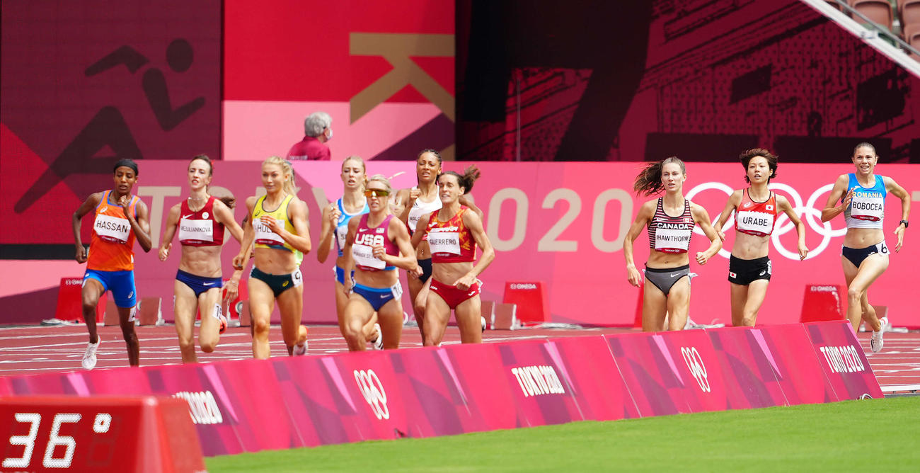 女子1500メートル予選2組で9着となった卜部（右から2人目）。左端は転倒するも1着となったハッサン（撮影・江口和貴）
