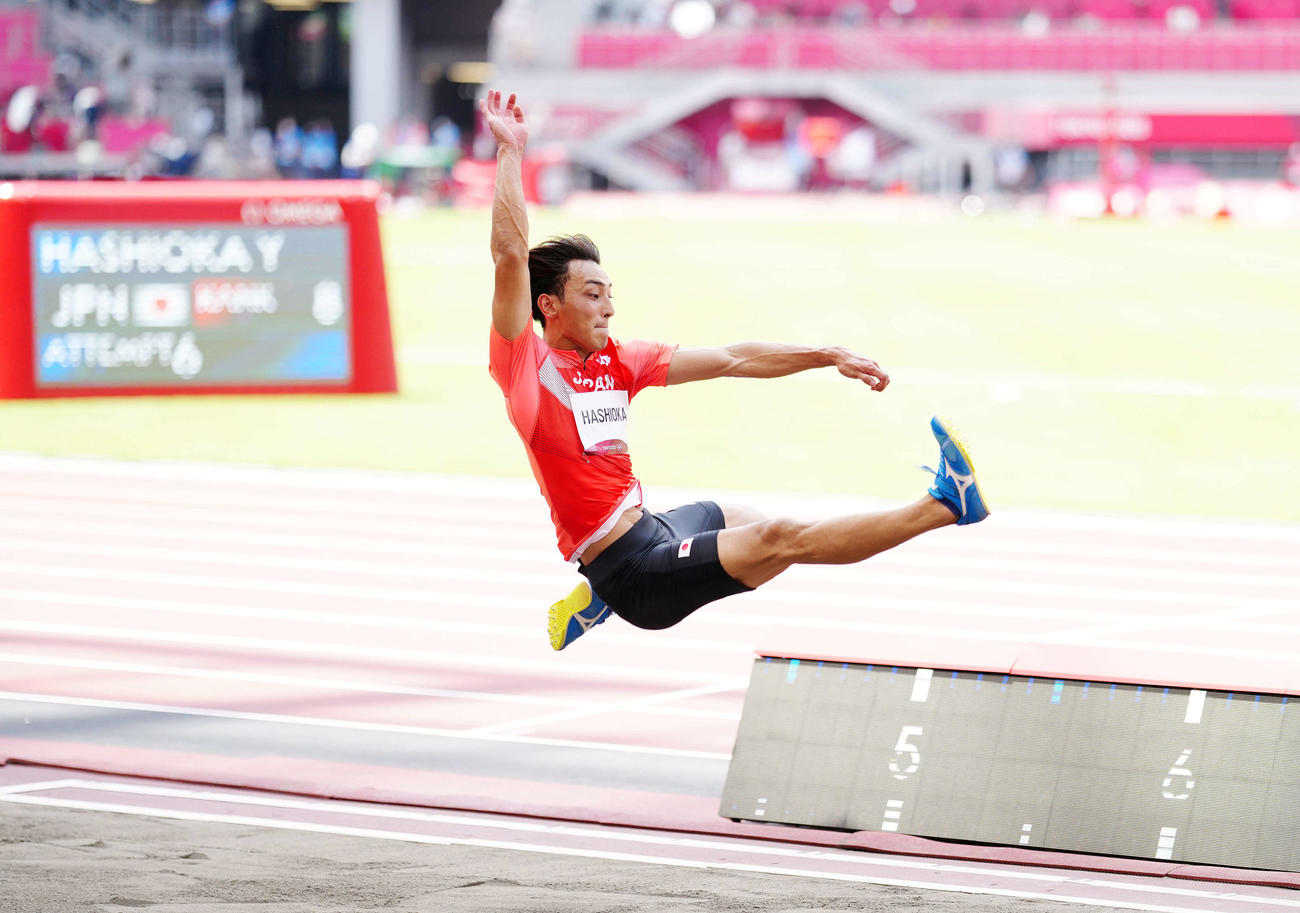 男子走り幅跳び決勝、6回目の跳躍に臨む橋岡（撮影・江口和貴）