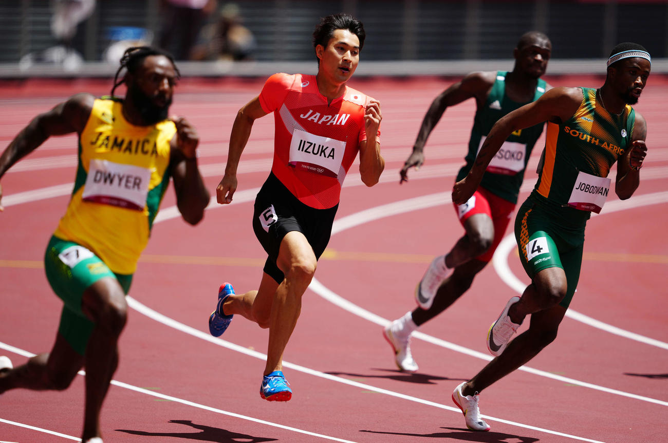 男子200メートル予選1組、6着となった飯塚（左から2人目）（撮影・江口和貴）