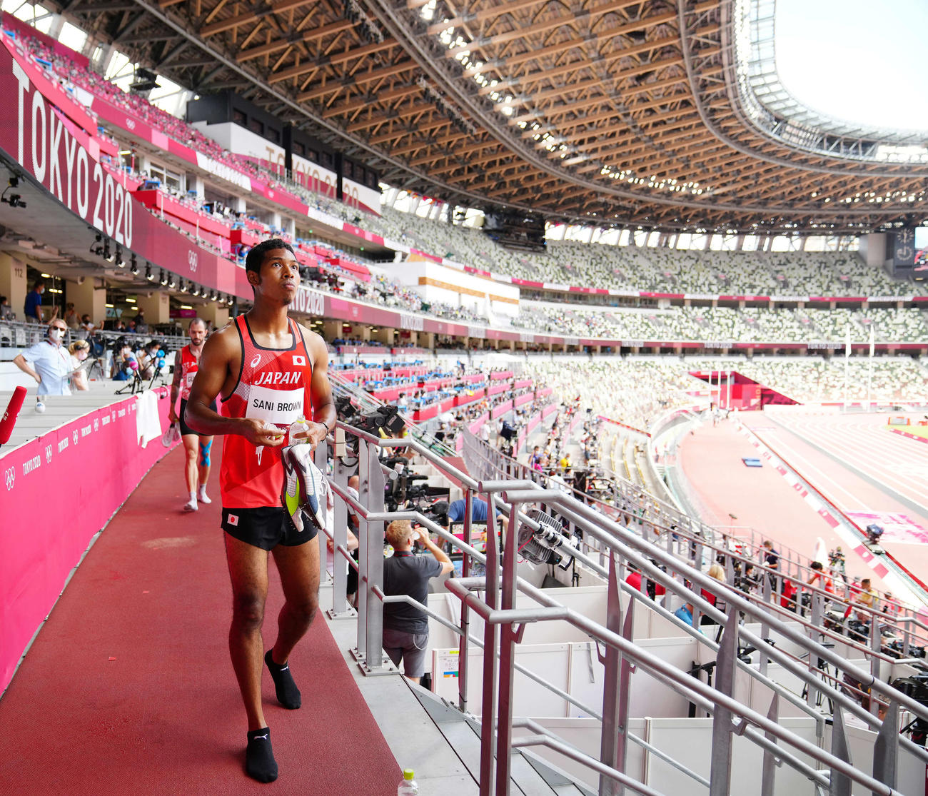 男子200メートル予選、レース後に厳しい表情で引き揚げるサニブラウン（撮影・江口和貴）
