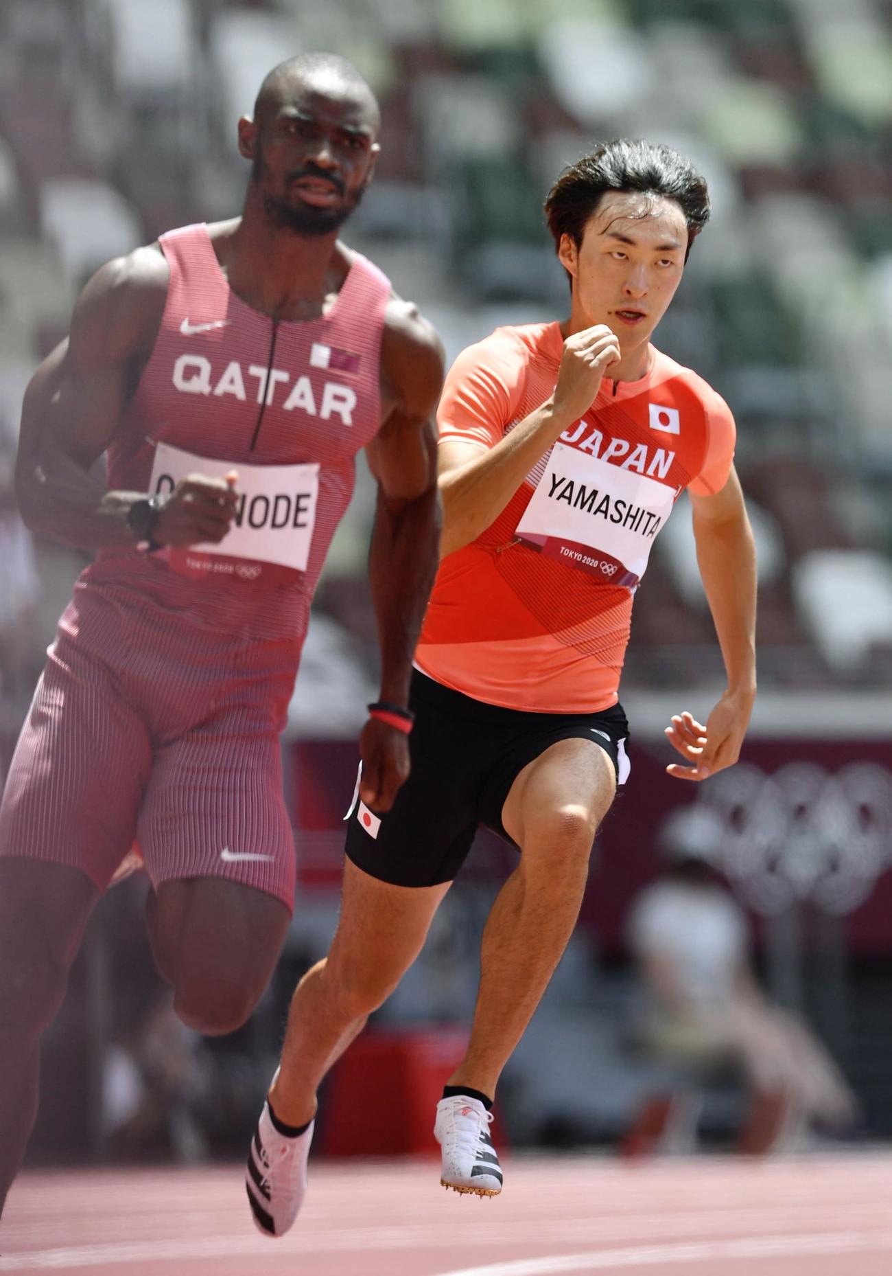 男子200メートル予選　力走する山下潤（右）（共同）
