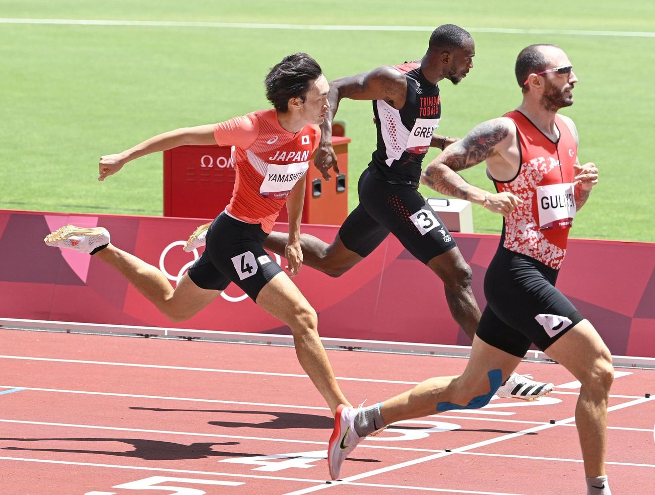 男子200メートル予選　ゴールする山下潤（左）。3組5着で敗退した（共同）