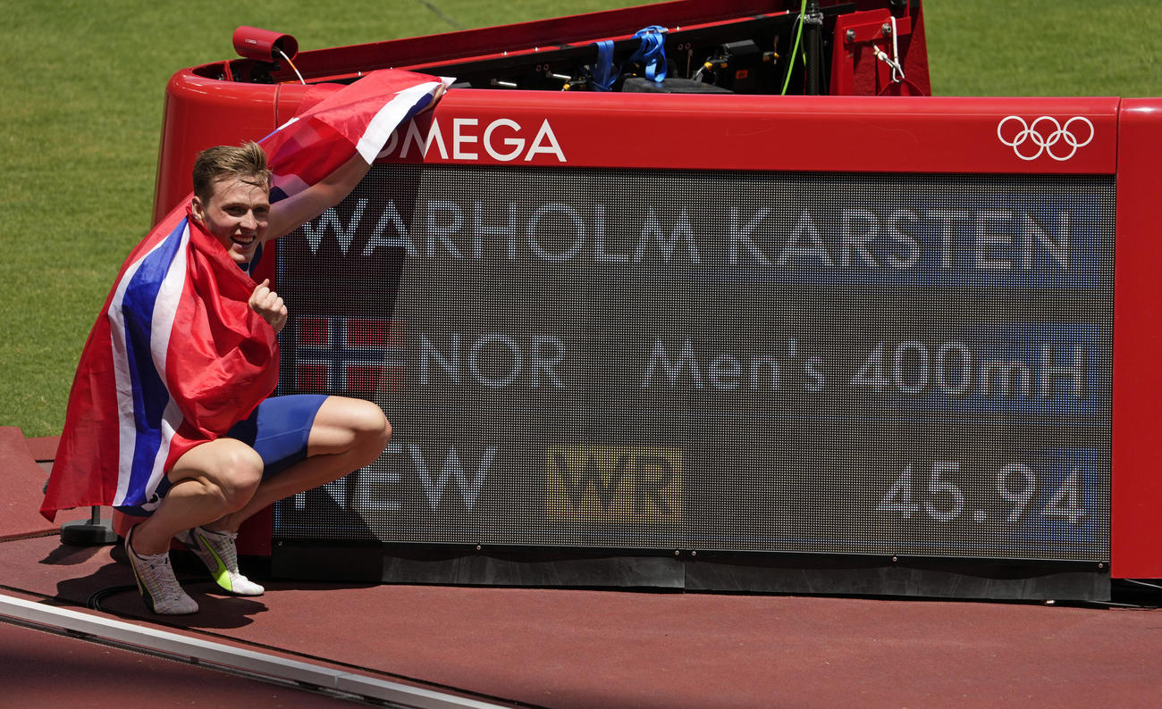 男子400メートル障害決勝　45秒94の世界新記録をマークして優勝したノルウェーのカルステン・ワーホルム（AP）