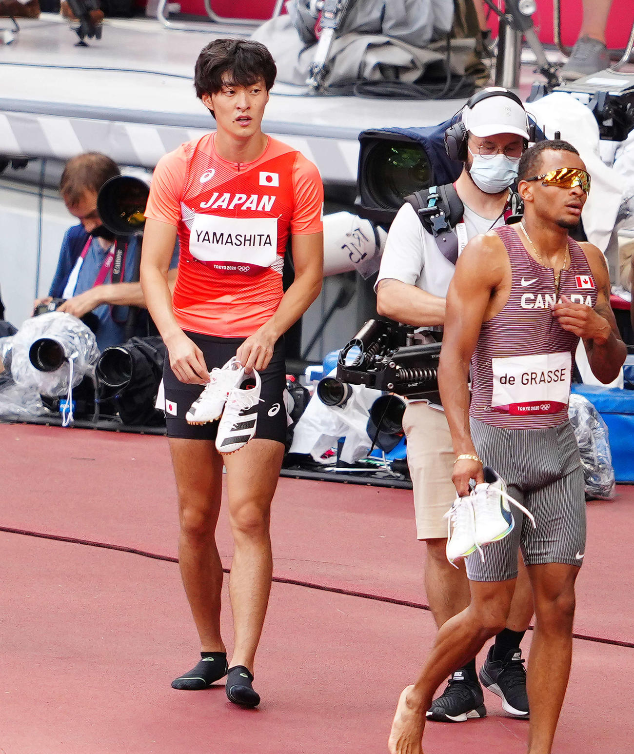 男子200メートル予選3組、5着となり厳しい表情の山下（左）（撮影・江口和貴）