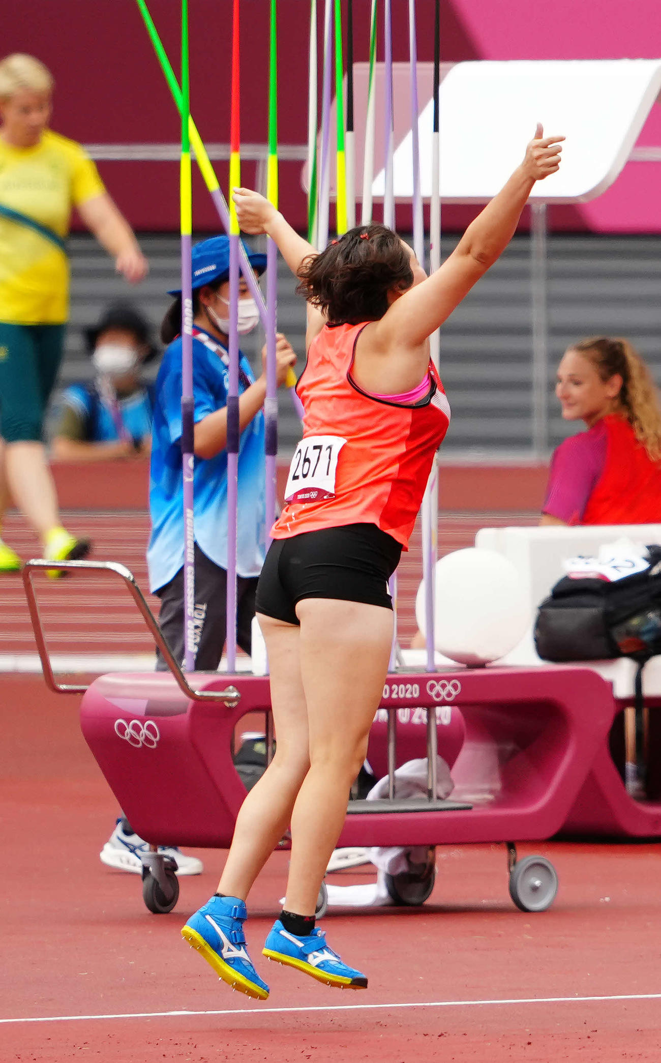 女子やり投げ予選、1投目を終えバンザイする北口（撮影・江口和貴）