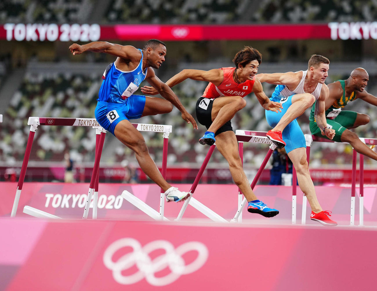 男子110メートル障害予選5組、3着で準決勝進出を決めた金井（左から2人目）（撮影・江口和貴）
