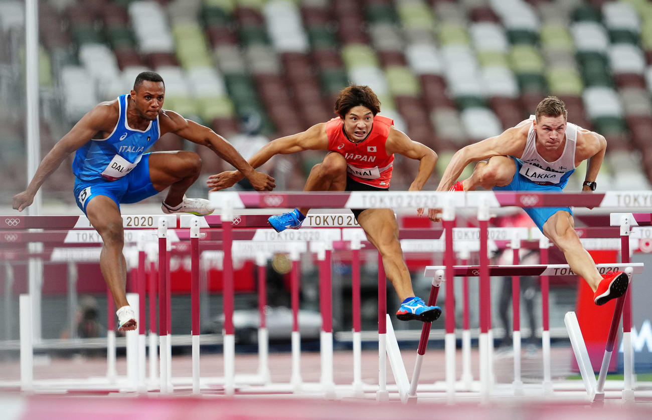 男子110メートル障害予選5組、3着で準決勝進出を決めた金井（中央）（撮影・江口和貴）