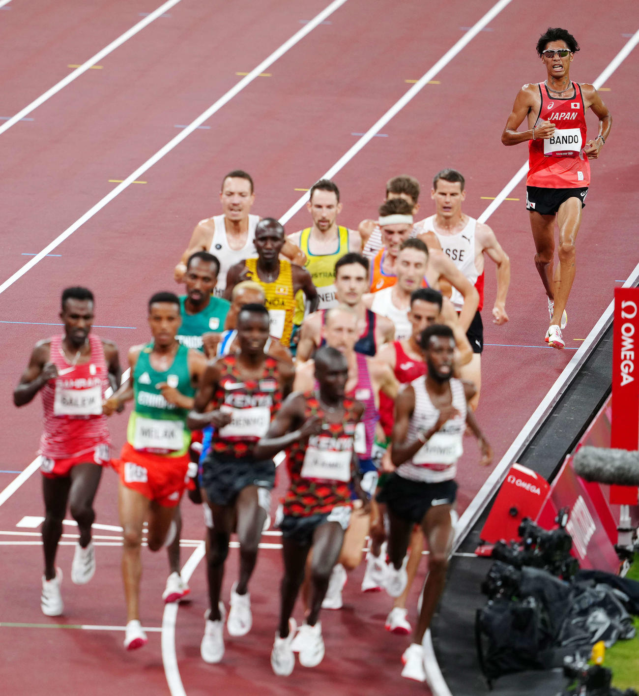 男子5000メートル予選1組、先頭集団から後れる坂東（後方）（撮影・江口和貴）