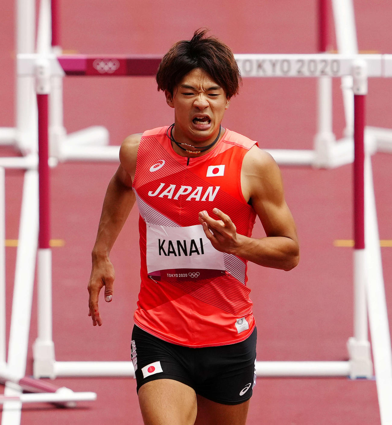 男子110メートル障害準決勝2組で転倒した金井はフィニッシュ地点へ向かう（撮影・江口和貴）