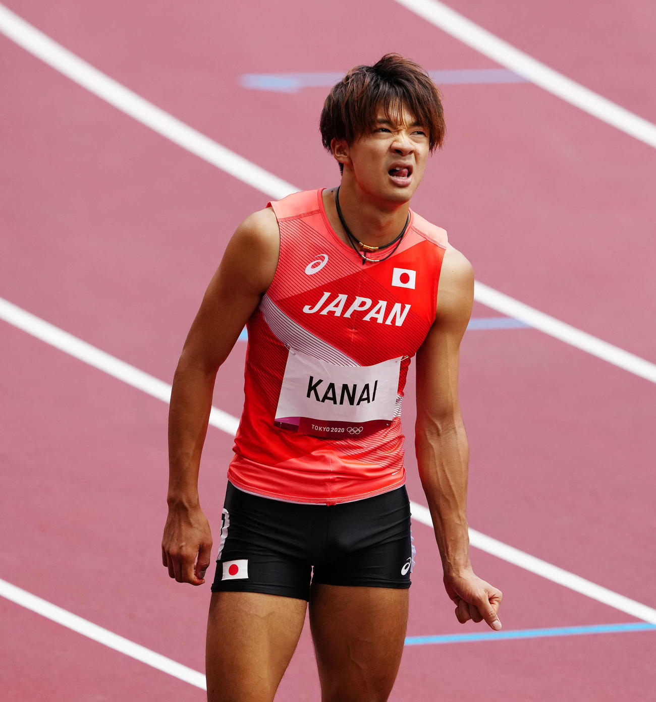 男子110メートル障害準決勝2組、8台目で転倒した金井はレース後に厳しい表情を見せる（撮影・江口和貴）