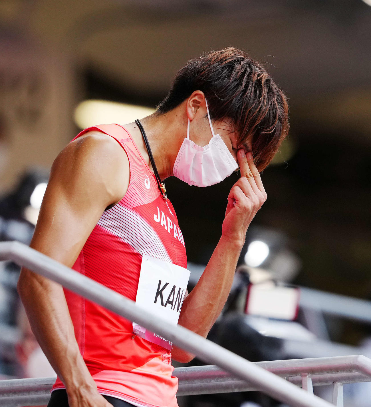 男子110メートル障害準決勝2組で転倒した金井は目に手をやりながら引き揚げる（撮影・江口和貴）