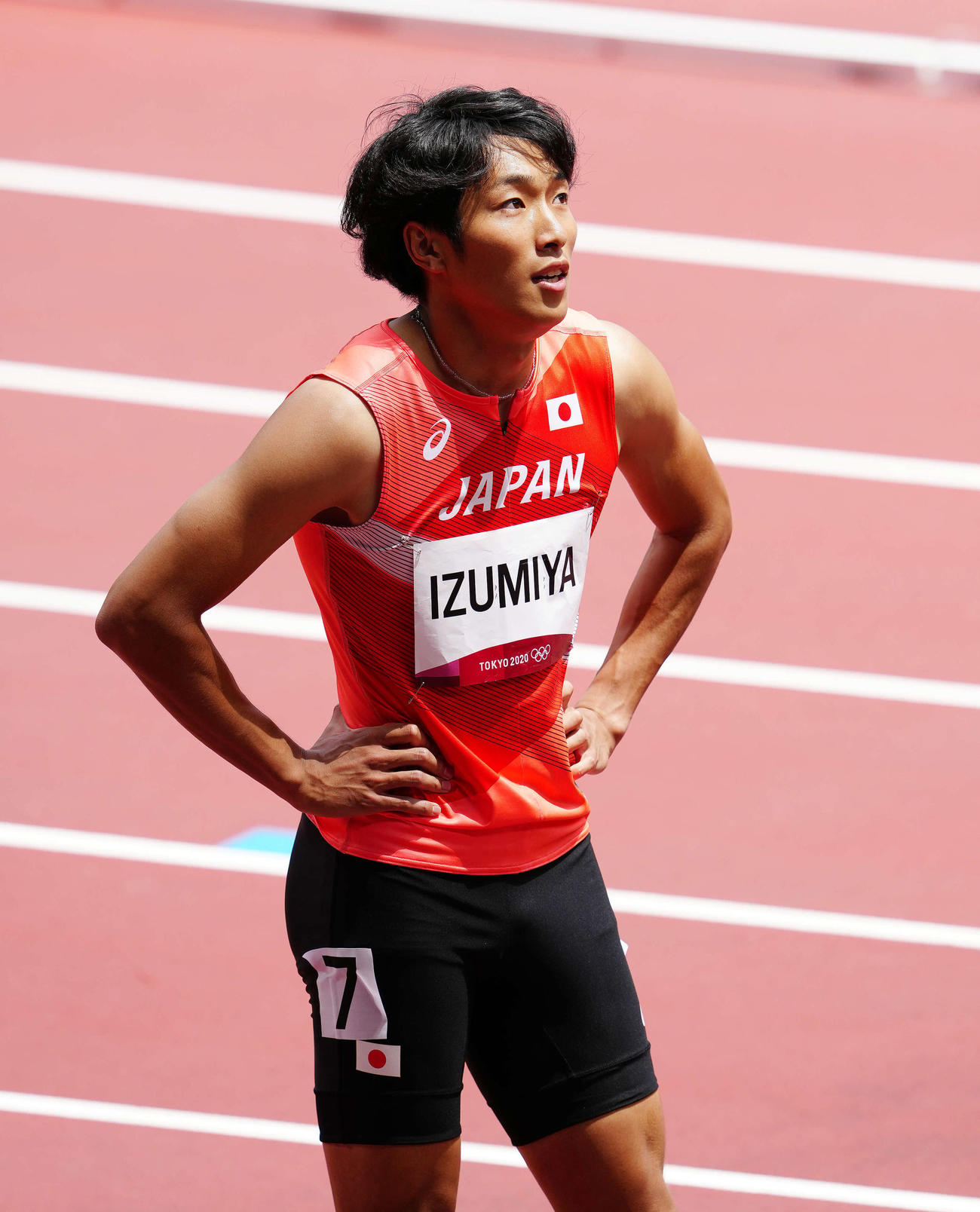 男子110メートル障害準決勝3組、レース後に掲示板を見つめる泉谷（撮影・江口和貴）