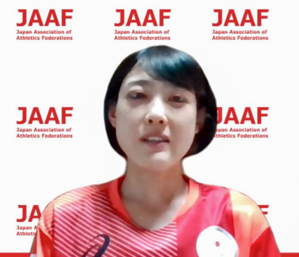オンラインで記者会見するマラソン女子代表の前田穂南（共同）