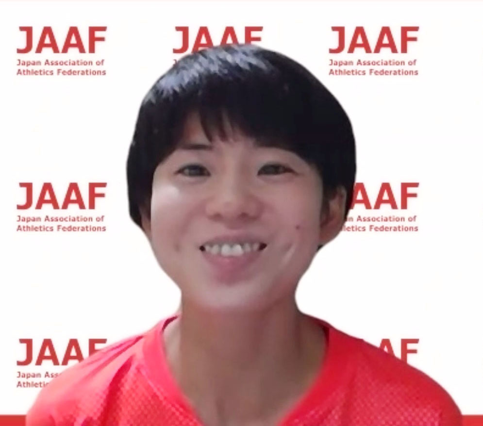 オンラインで記者会見するマラソン女子代表の鈴木亜由子（共同）