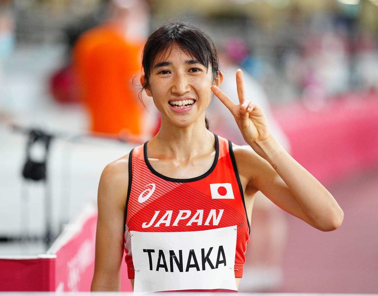 女子1500メートル準決勝、日本新記録で決勝進出を決め、笑顔でピースサインを見せる田中（撮影・江口和貴）