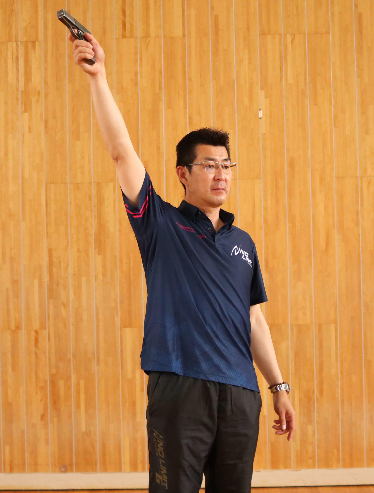 号砲を鳴らすポーズを取る東京五輪マラソン・競歩スターターの遠藤さん