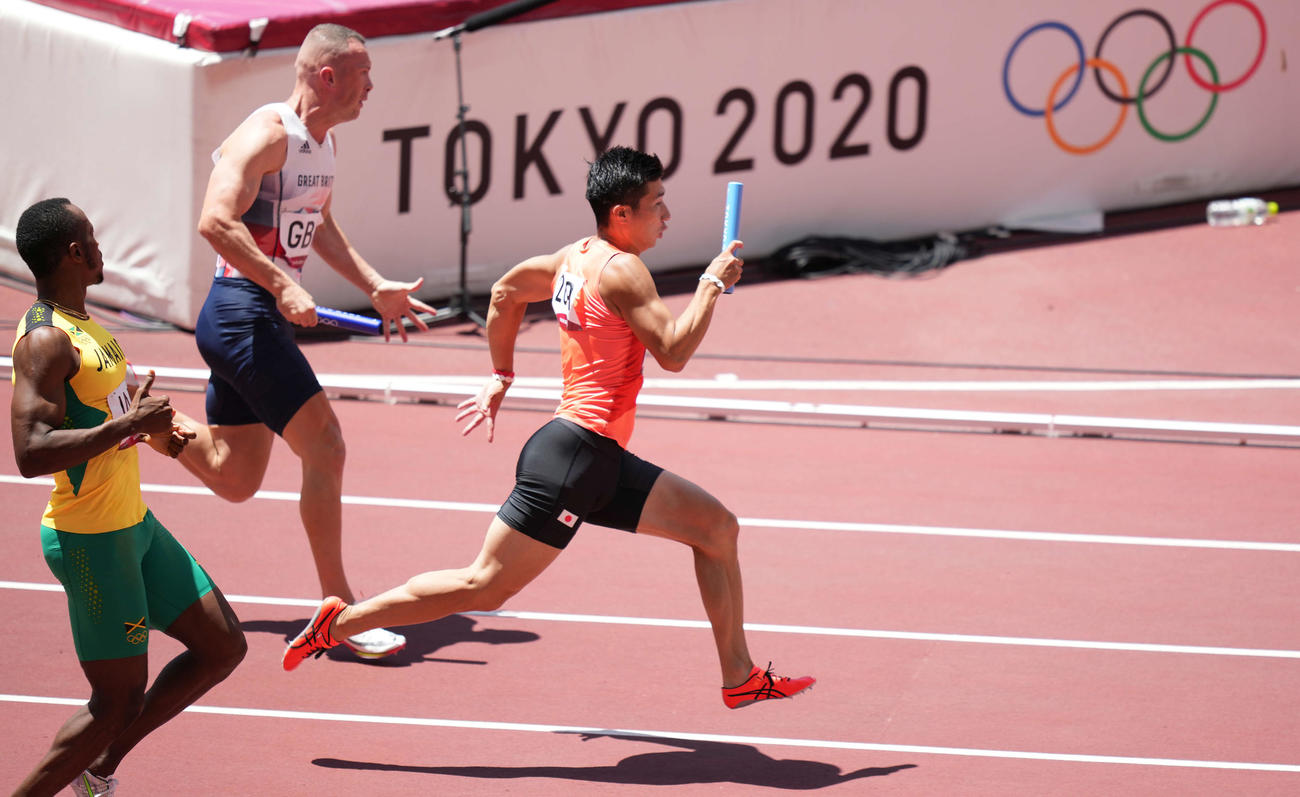 男子400メートルリレー予選　力走する第3走者の桐生（撮影・鈴木みどり）
