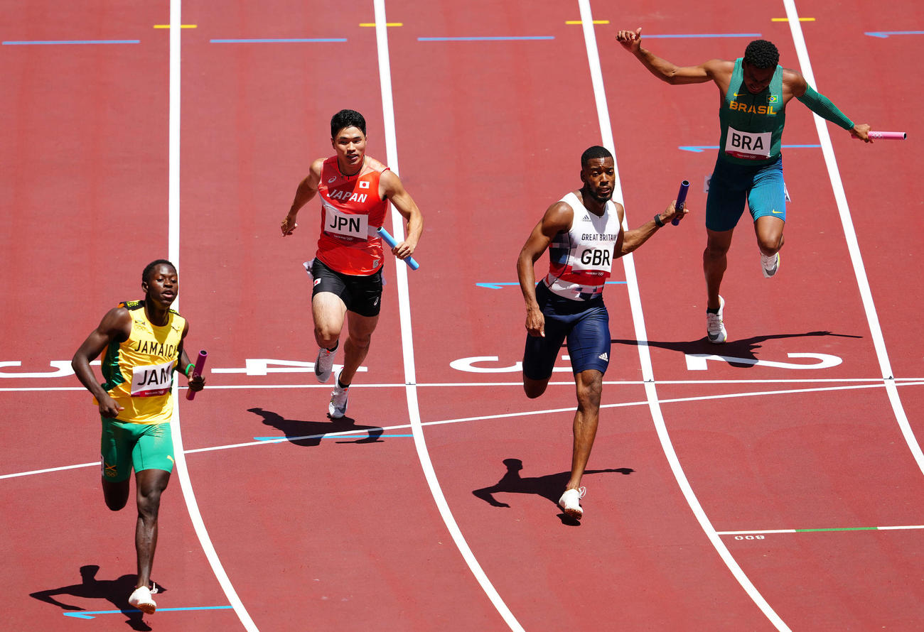 男子400メートルリレー予選1組、3着でフィニッシュする日本4走の小池（左から2人目）（撮影・江口和貴）