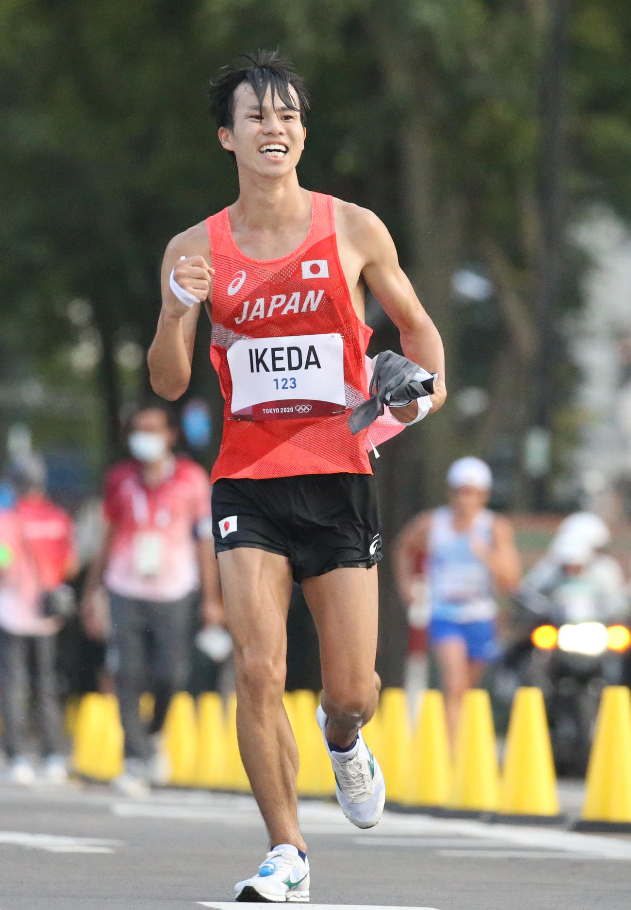 男子20キロ競歩で銀メダルを獲得しガッツポーズをする池田（右奥）（撮影・佐藤翔太）