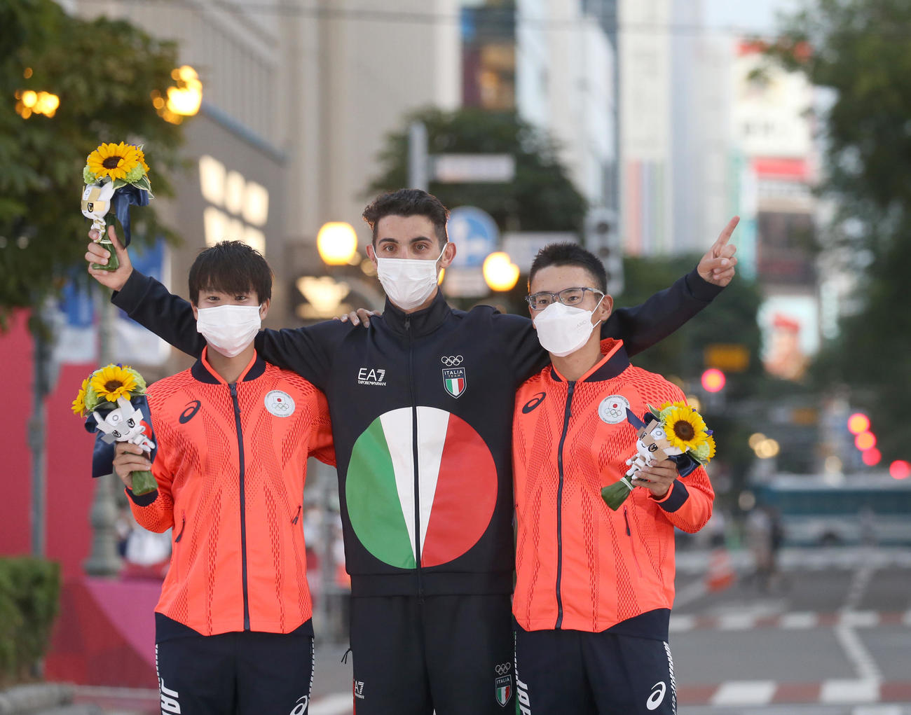 表彰台で記念撮影をする、左から銀メダルの池田、金メダルのイタリア・スタノ、銅メダルの山西（撮影・佐藤翔太）