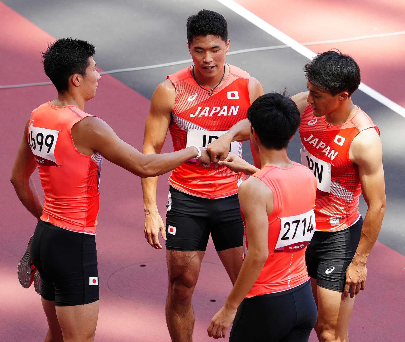 男子400メートルリレー予選1組、3着に入りタッチをかわす、左から桐生、小池、多田、山県（撮影・江口和貴）