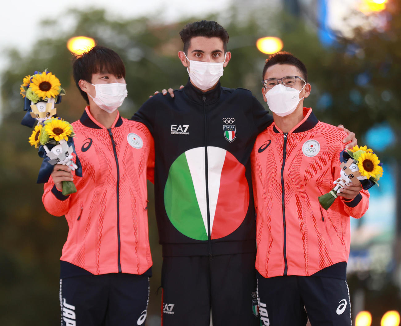 陸上男子20キロ競歩　表彰式で笑顔を見せる、左から銀メダルの池田、金メダルのイタリアのスタノ、銅メダルの山西（代表撮影）