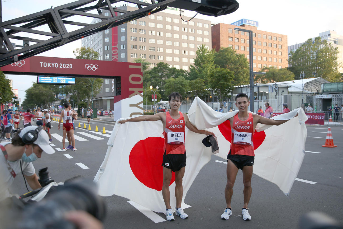 男子20キロ競歩で銀メダルの池田向（左）と銅メダルの山西（撮影・佐藤翔太）