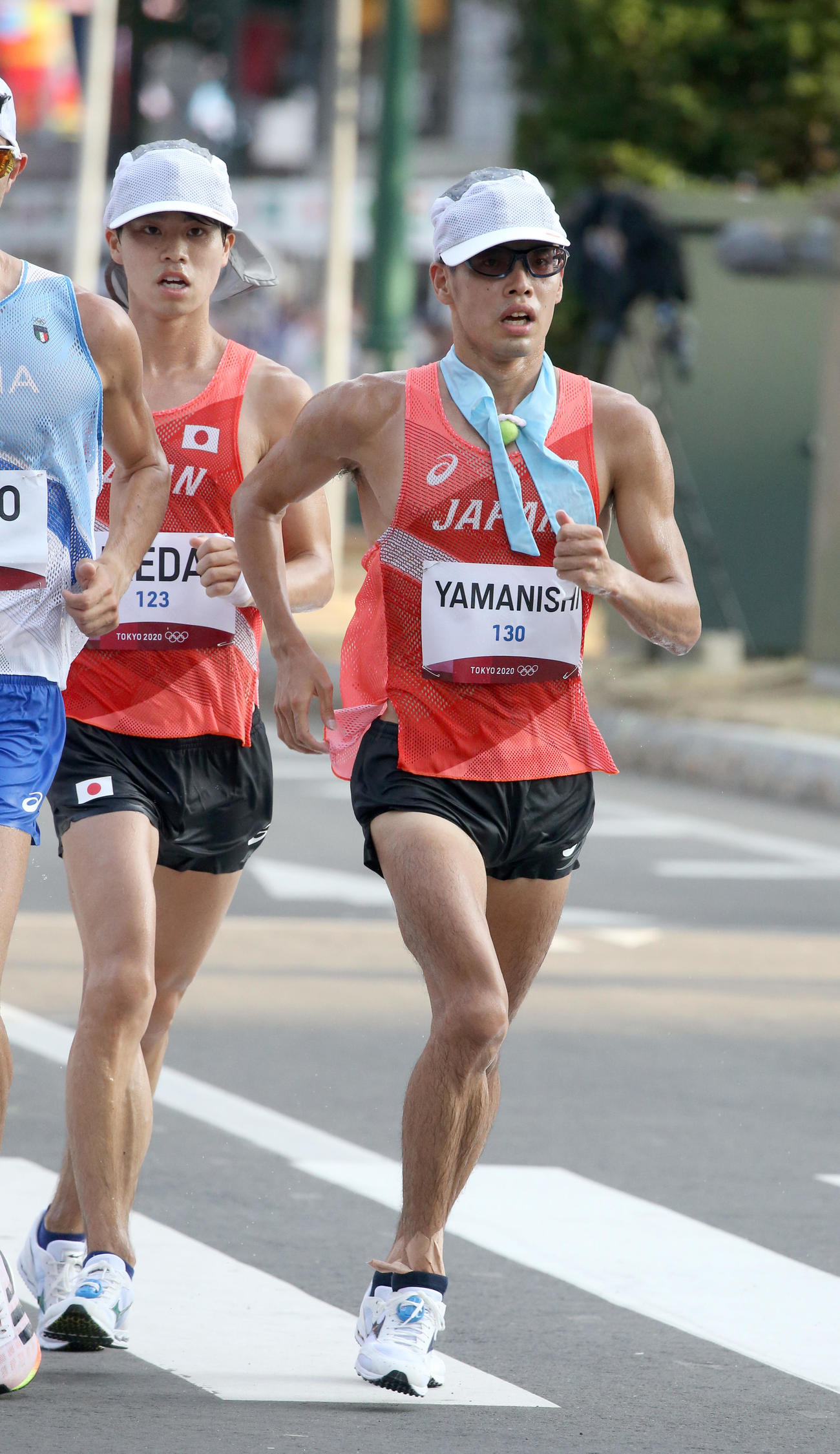男子20キロ競歩の池田（左奥）は山西の後ろにつく（撮影・佐藤翔太）