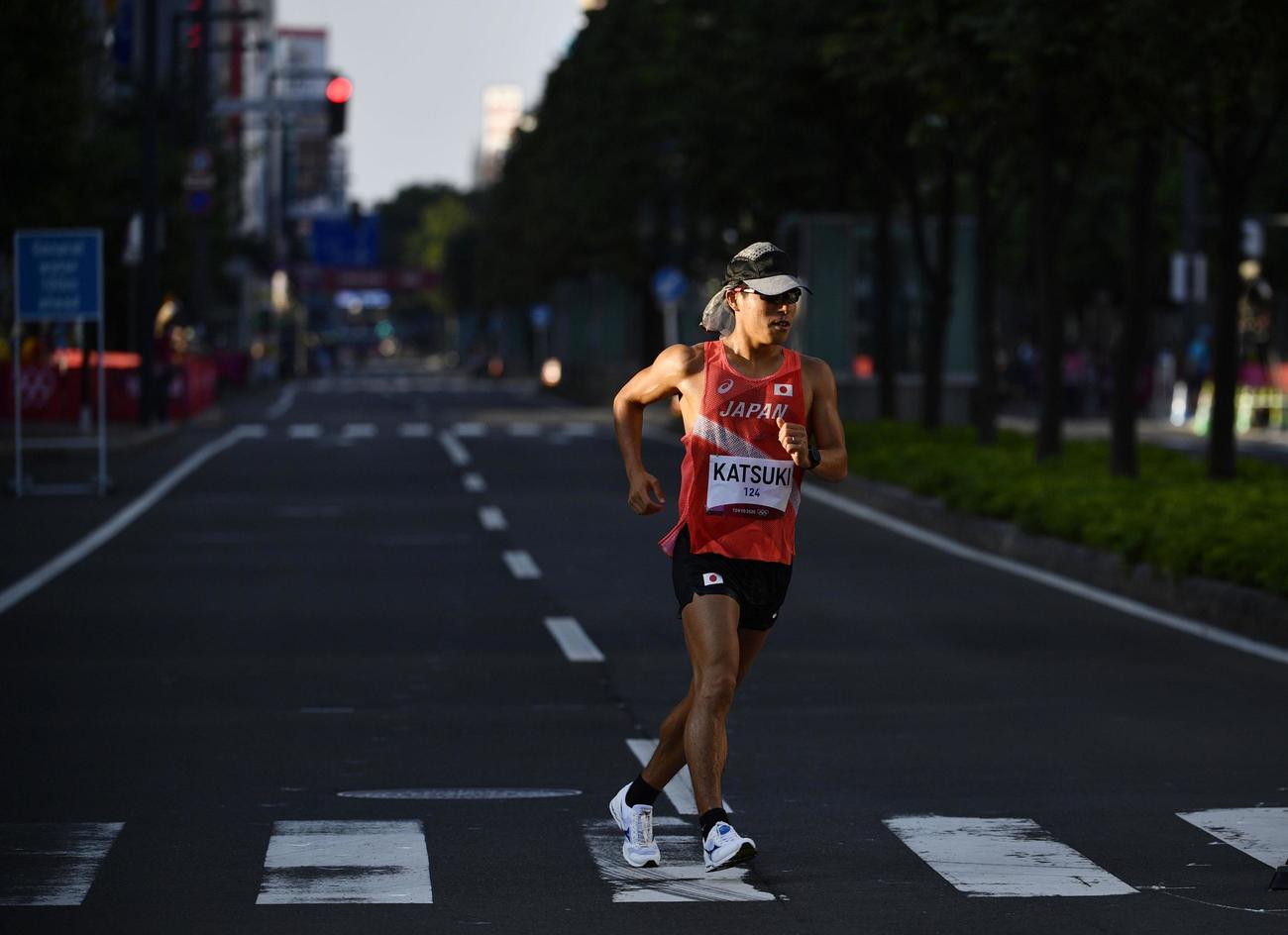 早朝、朝日を浴びながらレースする勝木隼人（共同）