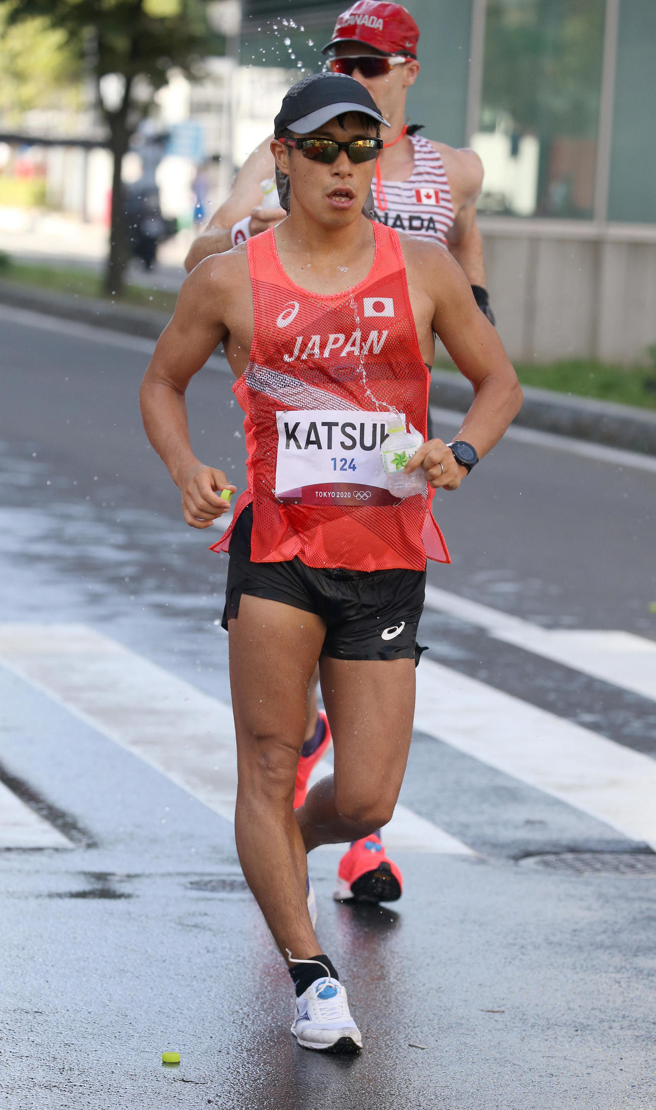靴ひもが緩んだ状態で歩く男子50キロ競歩の勝木（撮影・佐藤翔太）
