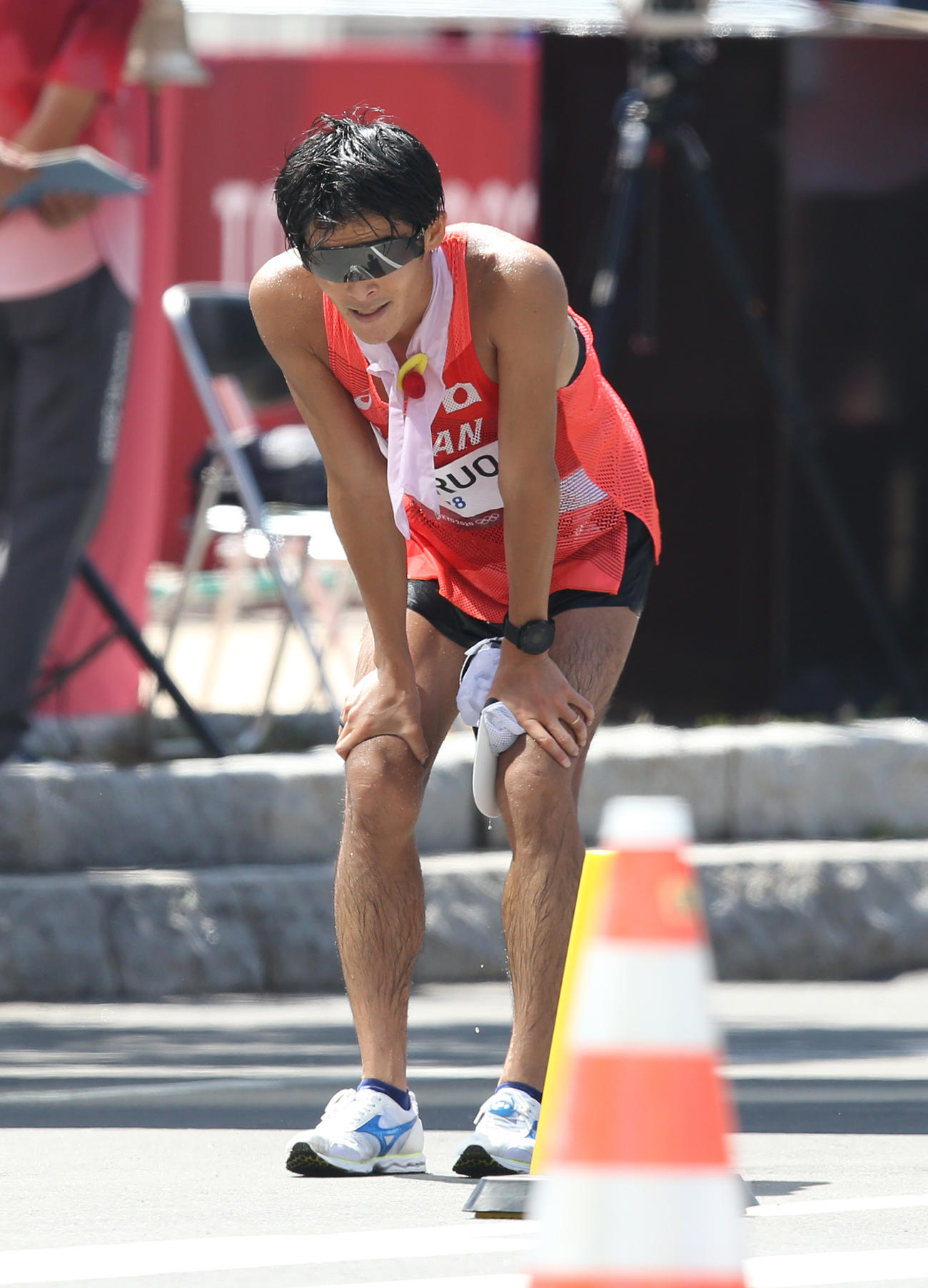 ゴールし膝に手をつく男子50キロ競歩の丸尾（撮影・佐藤翔太）