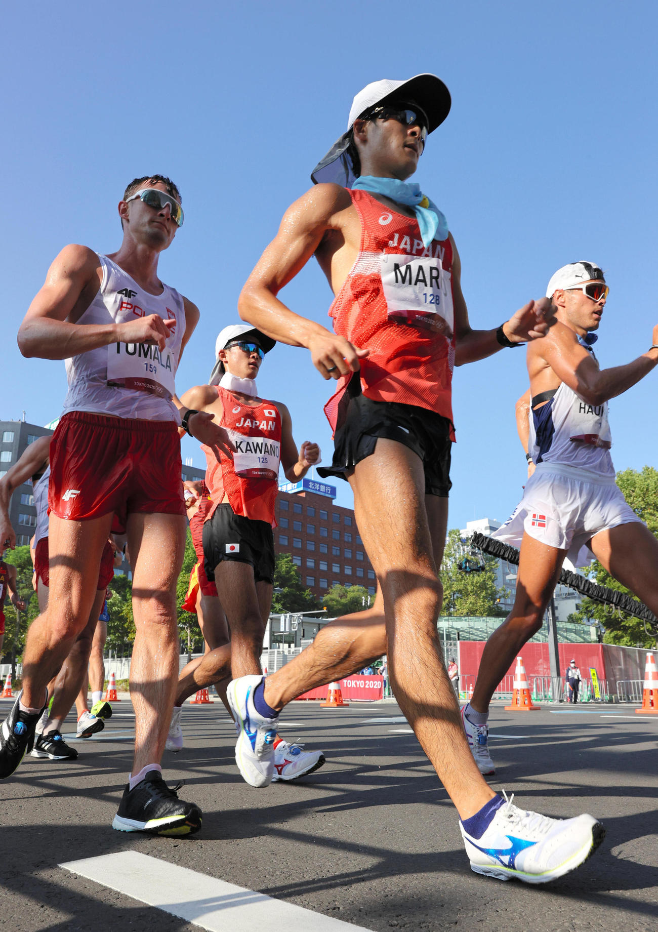 男子50キロ競歩で競い合う丸尾知司（手前）と川野将虎（左奥）（代表撮影）