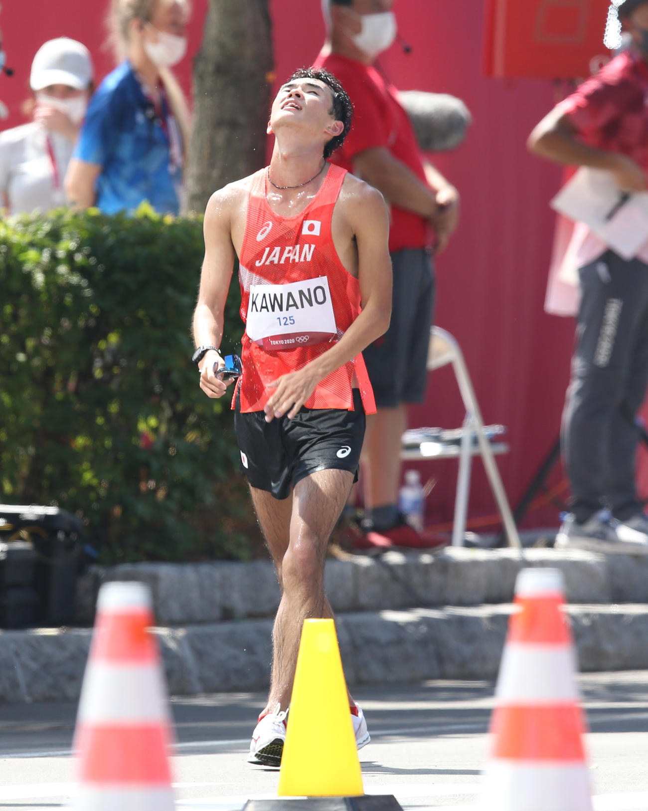 男子50キロ競歩で6位に終わり天を仰ぐ川野（撮影・佐藤翔太）
