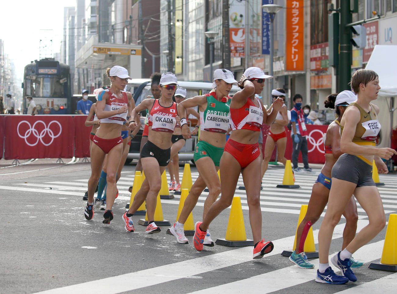 市電通りを背に歩く女子20キロ競歩の岡田（左から2人目）（撮影・佐藤翔太）