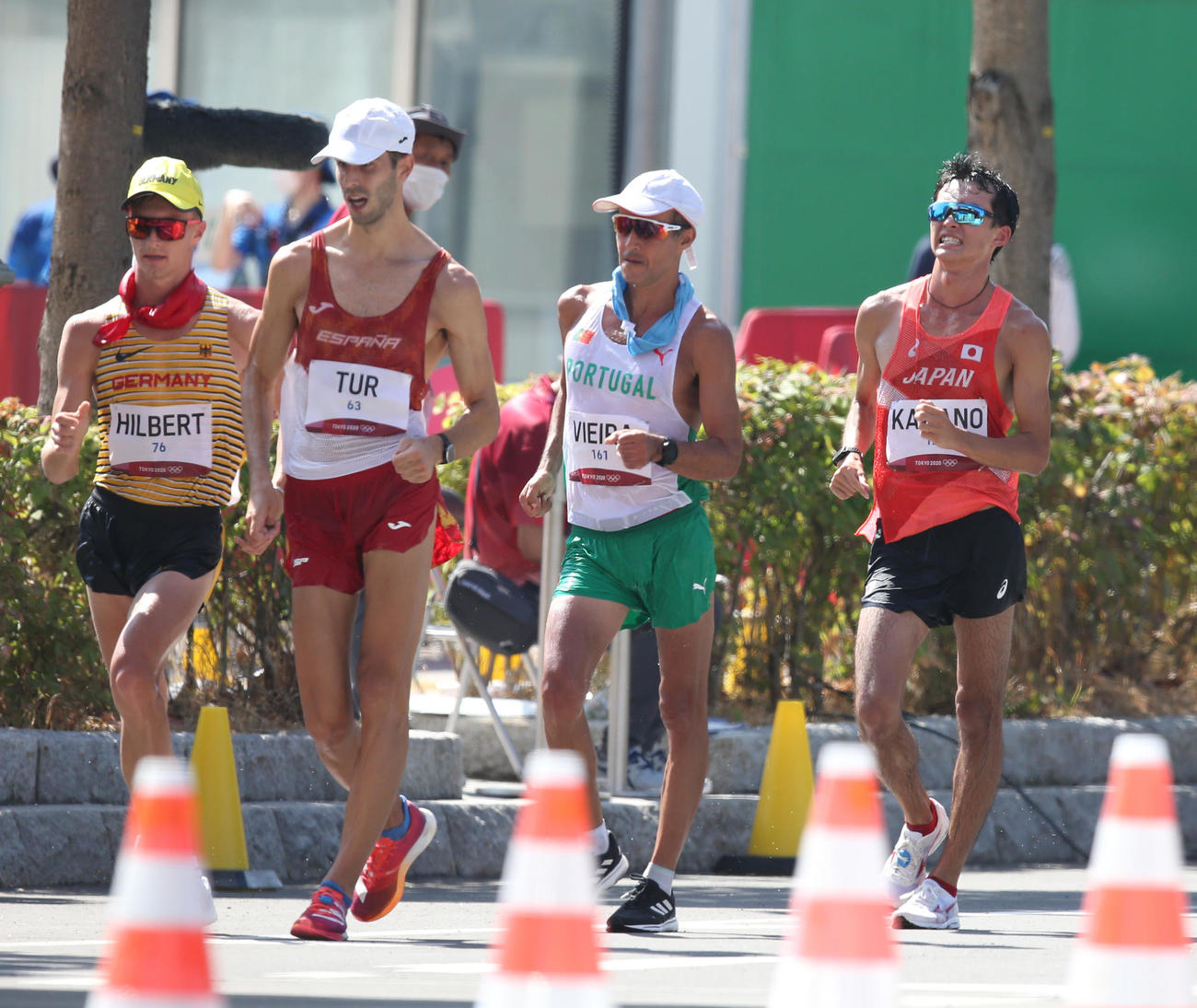 男子50キロ競歩　2位グループに懸命に食らいつく川野（右）（撮影・佐藤翔太）