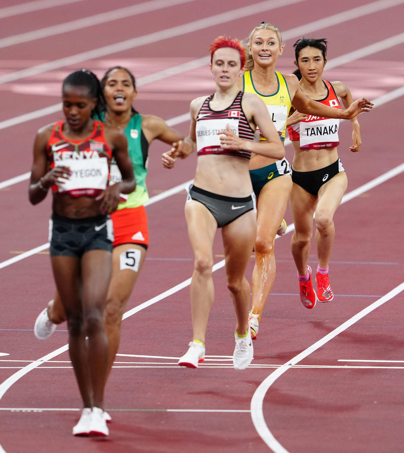 女子1500メートル準決勝1組、5着でフィニッシュし決勝進出を決めた田中（右端）（21年8月4日撮影）