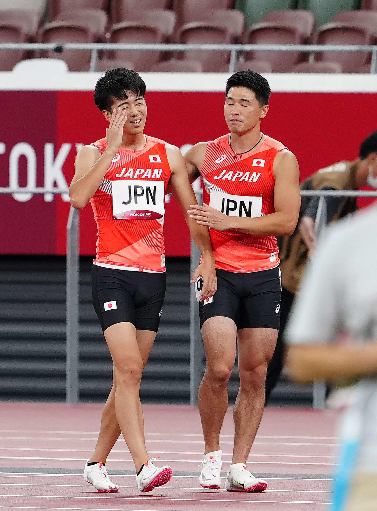 男子400メートルリレー決勝、涙する多田（左）をねぎらう小池（撮影・江口和貴）