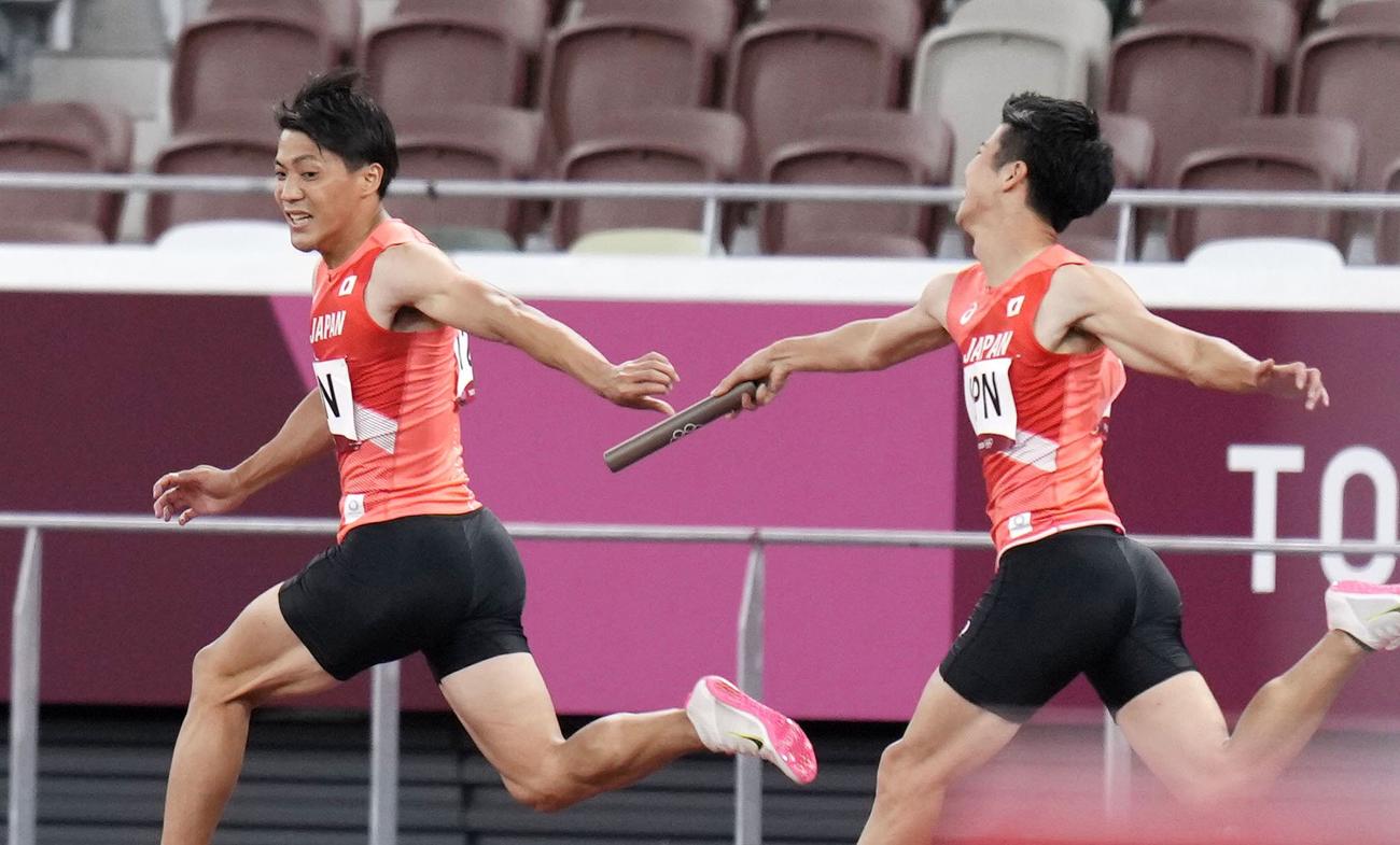 男子400メートル リレー決勝　第1走者の多田修平（右）から第2走者の山県亮太へリレーで失敗（共同）