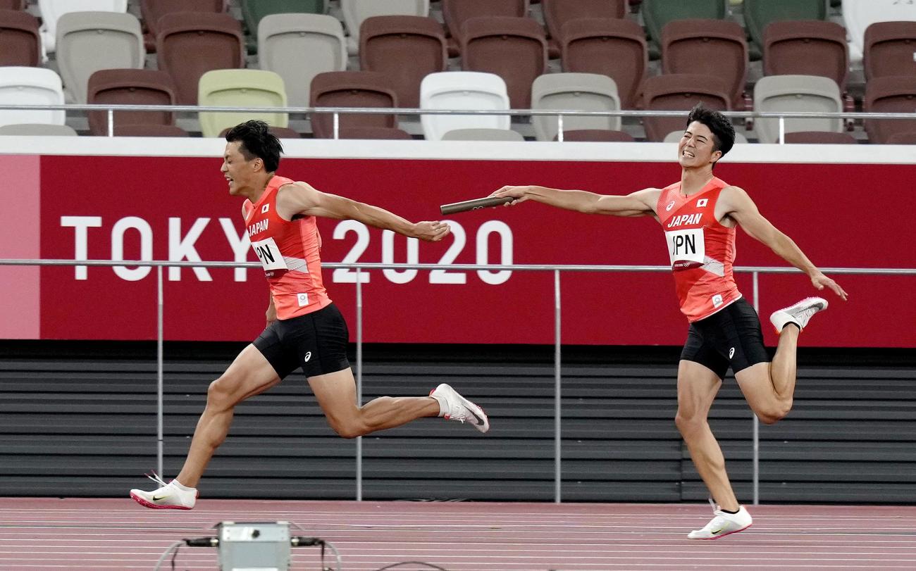 男子400メートル リレー決勝　バトンパスを失敗する第1走者の多田修平（右）と第2走者の山県亮太（共同）