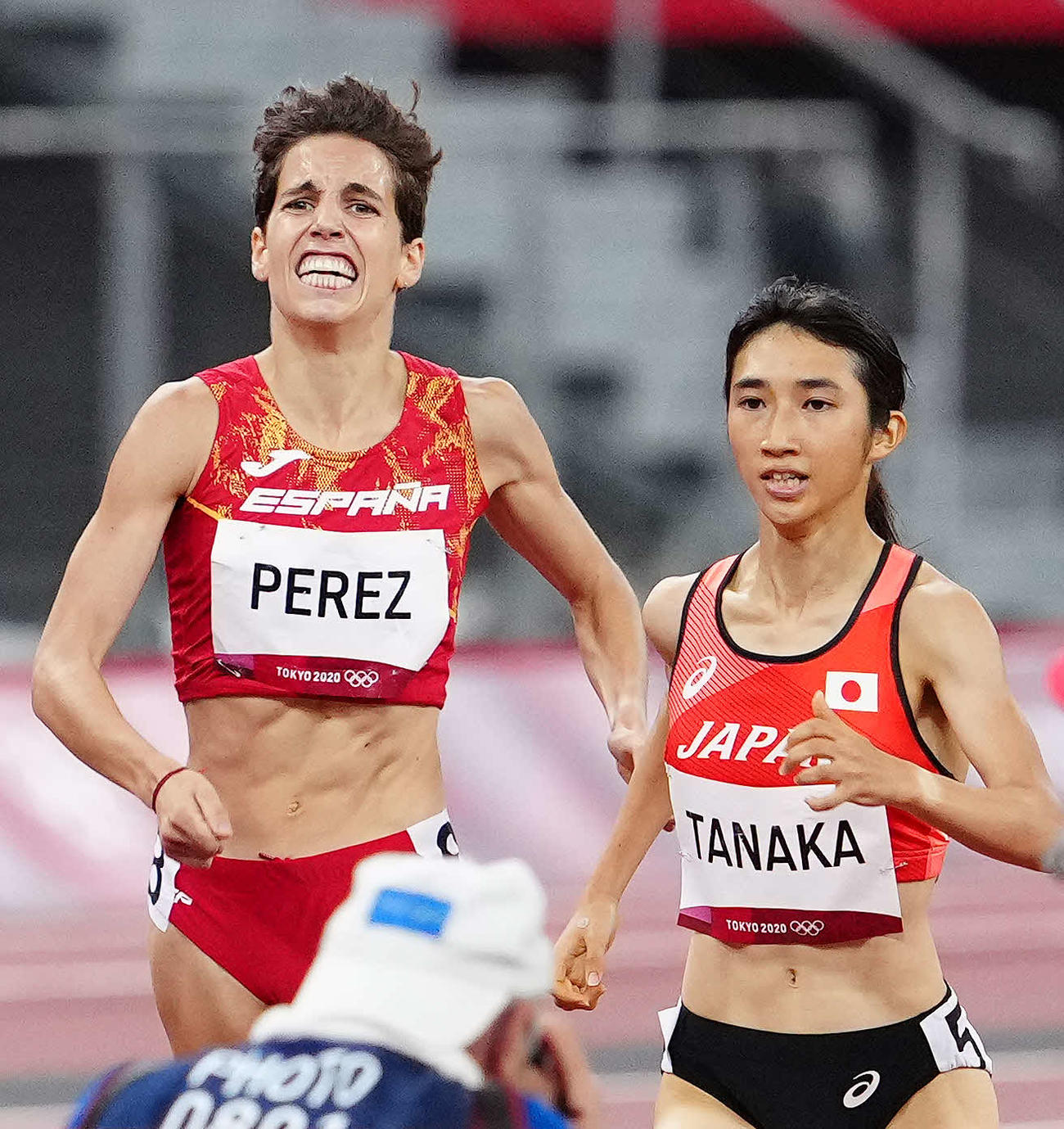 女子1500メートル決勝、スペインのペレス（左）とフィニッシュ前で競い、8位入賞とした田中（撮影・江口和貴）