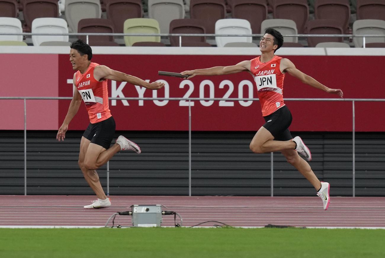 男子400メートル リレー決勝　バトンパスを失敗する第1走者の多田修平（右）と第2走者の山県亮太（共同）