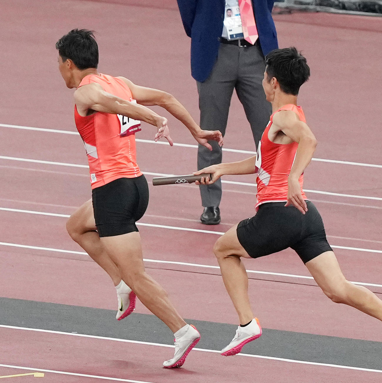 男子400メートル決勝で第1走者多田（右）から第2走者山県にバトンがつながらず失格となる