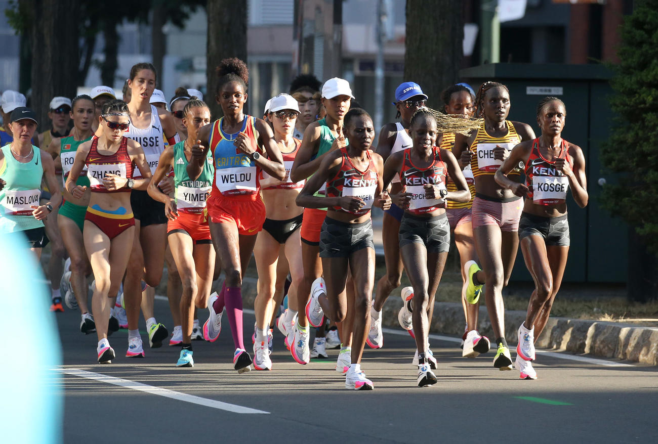 すすき野交差点に向かって走る女子マラソンの選手たち（撮影・佐藤翔太）