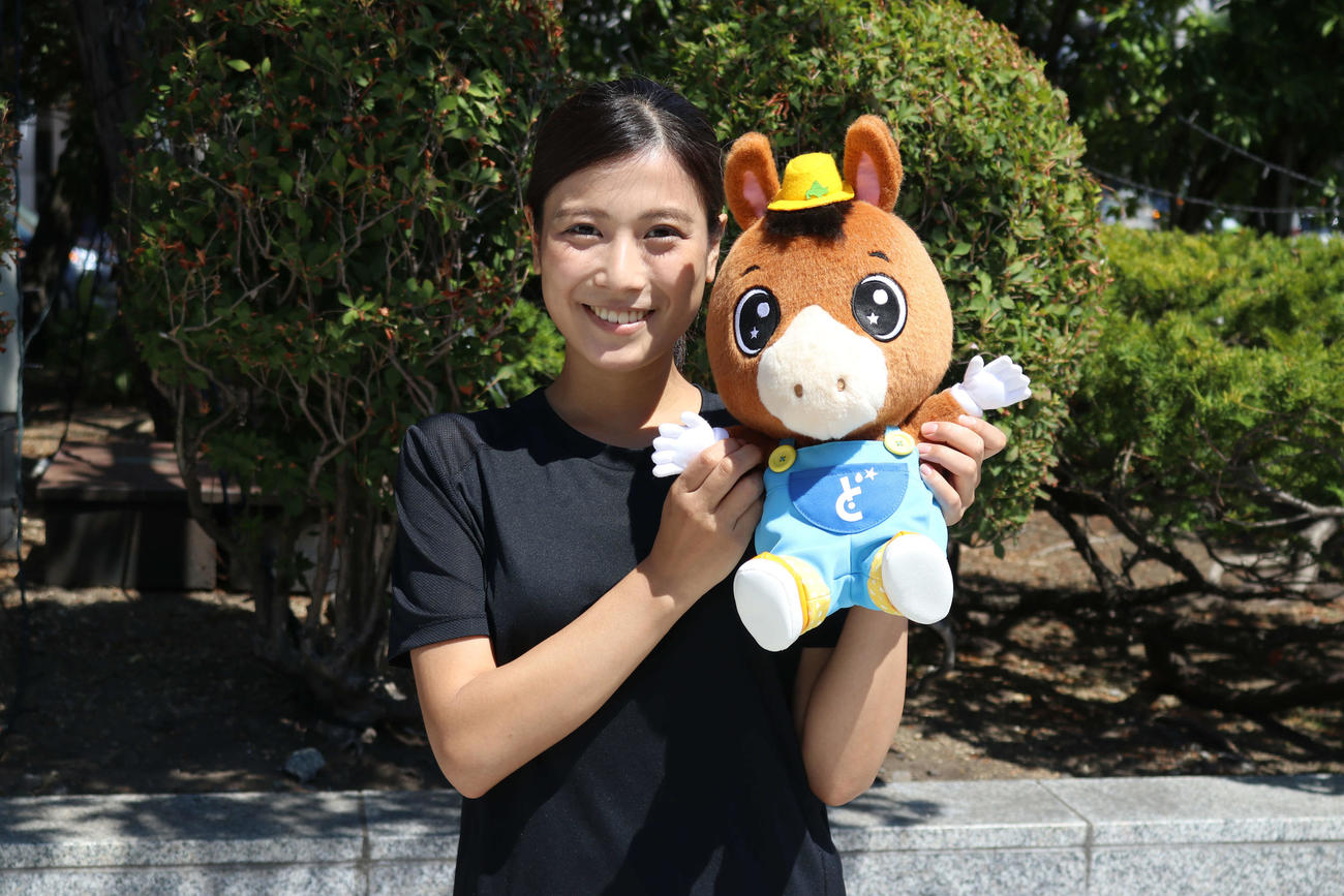 どさんこくんを持って笑顔のSTV佐々木美波アナ（撮影・小林憲治）