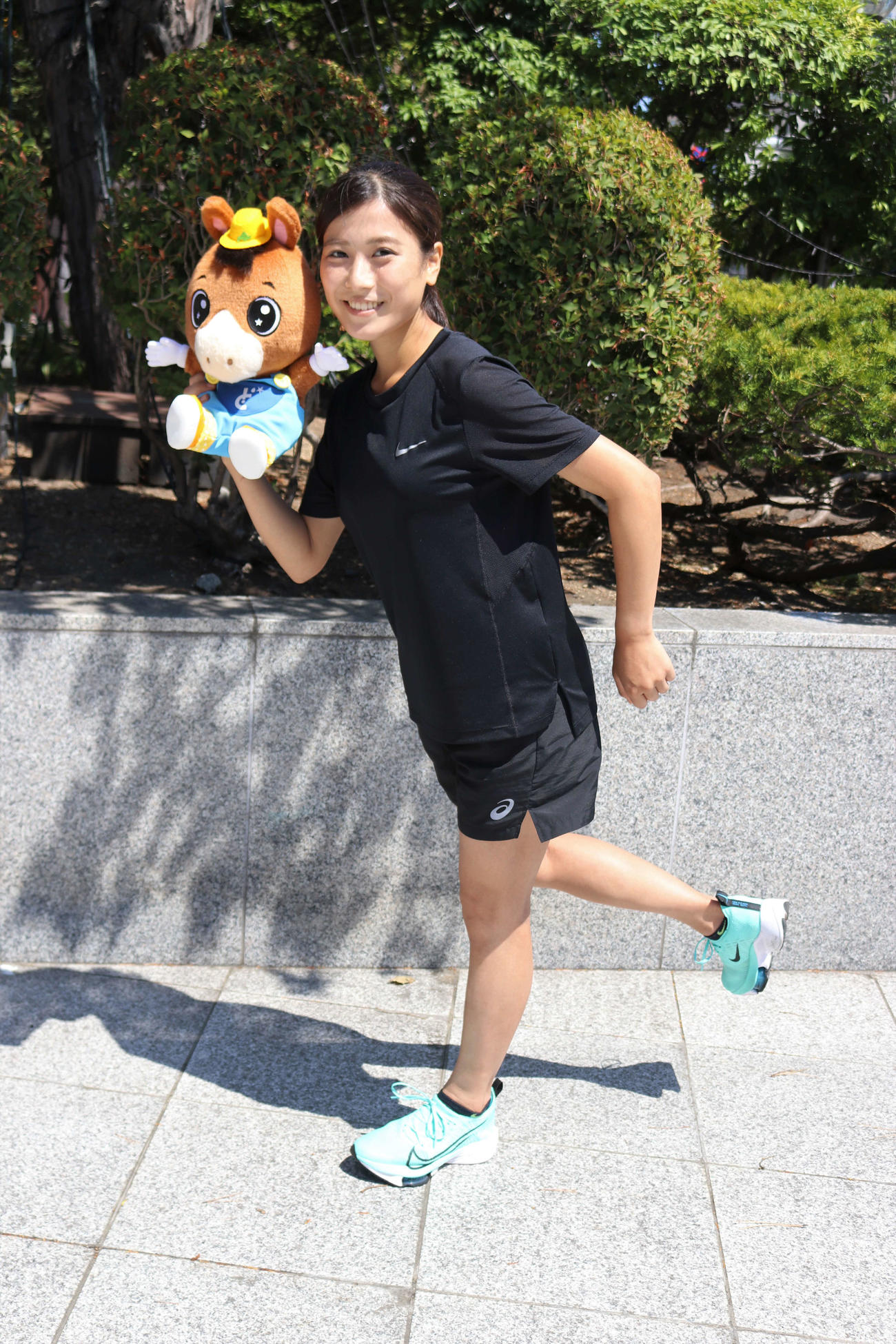 どさんこくんと走るポーズをとるSTV佐々木美波アナ（撮影・小林憲治）