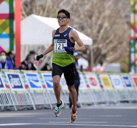 昨年3月の東京マラソン12位でゴールする小椋