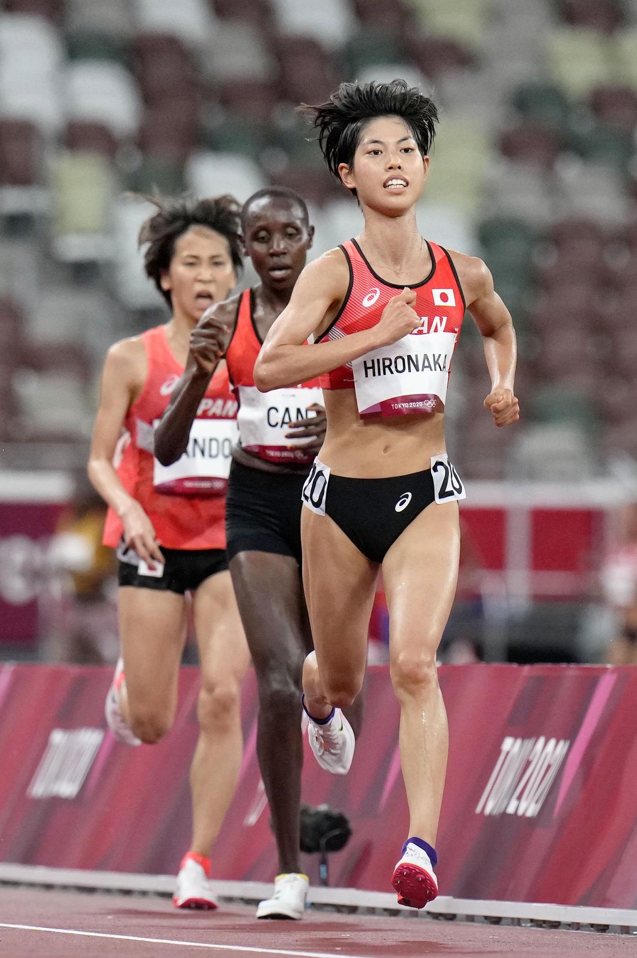女子1万メートル決勝　力走する広中（手前）。左奥は安藤（共同）